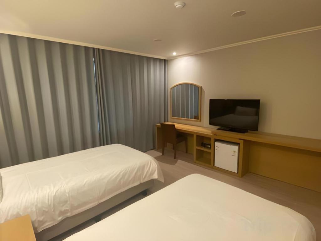 Emerald Hotel Jeju Exteriör bild