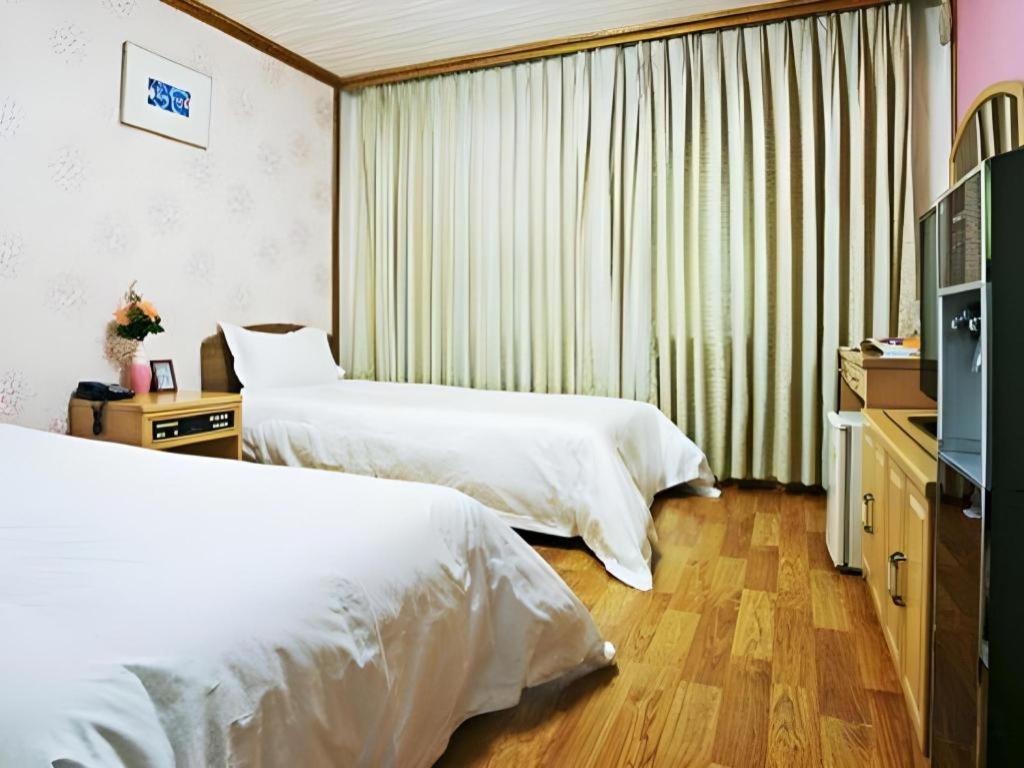 Emerald Hotel Jeju Exteriör bild