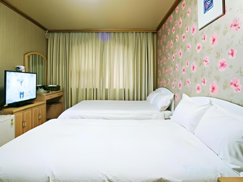 Emerald Hotel Jeju Exteriör bild