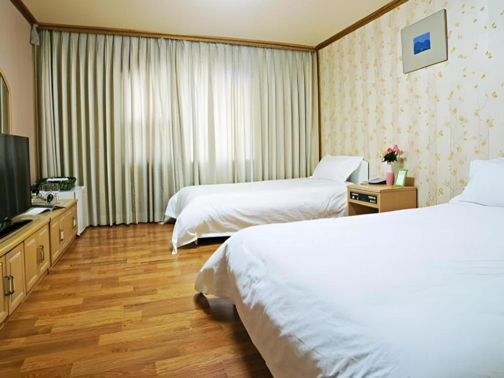 Emerald Hotel Jeju Exteriör bild