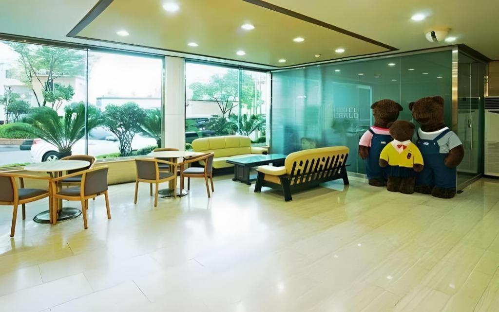 Emerald Hotel Jeju Exteriör bild